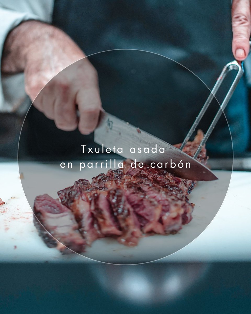 El alma de la cocina vasca, asada a fuego lento sobre brasas de carbón vegetal, un exterior dorado y crujiente que contrasta con un interior jugoso y rosado. El carbón aporta ese matiz ahumado inconfundible que solo se logra con paciencia y técnica. 

#SukaldeanAitorSantamaría