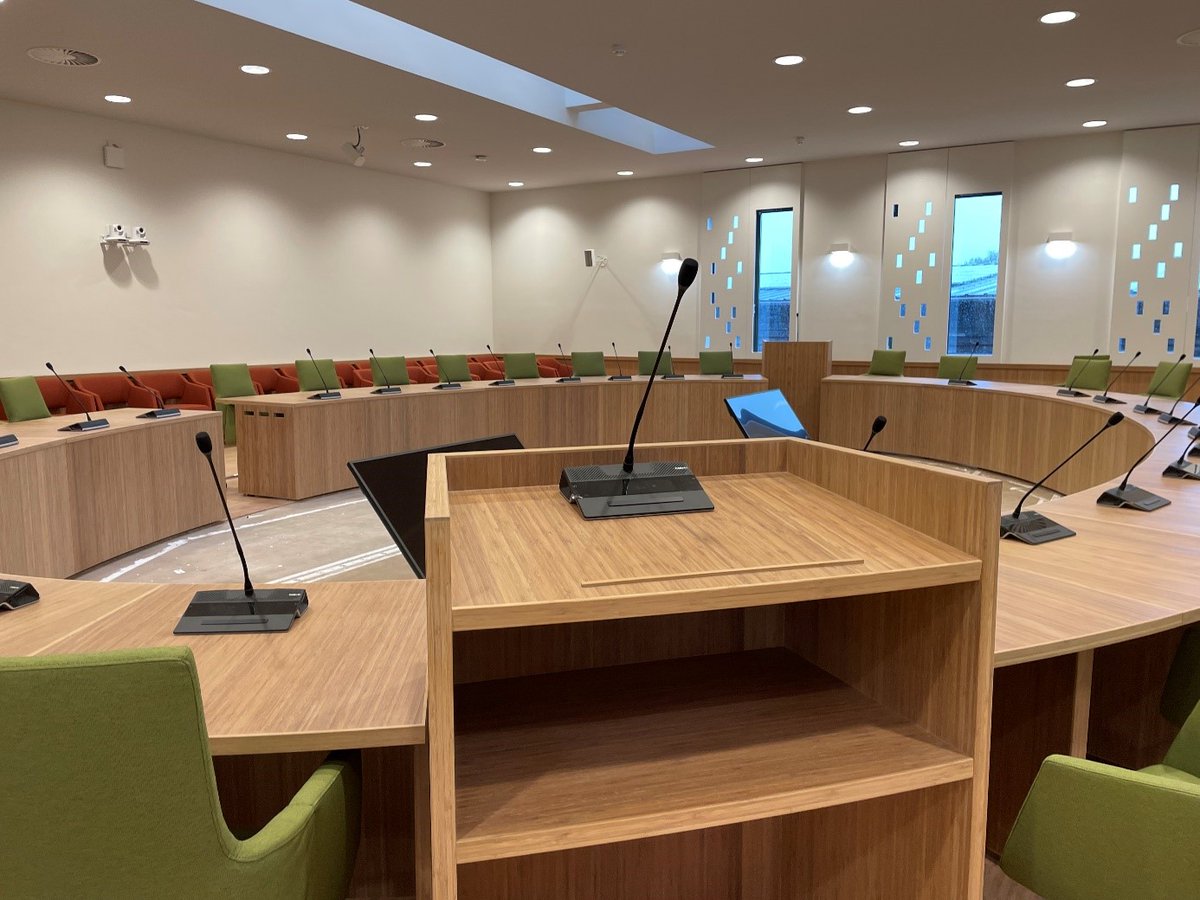 Dinsdagavond 7-10 vergadert de commissie Wonen, werken &amp; verkeer vanaf 19.30 uur in de raadzaal in De Spil in Bleskensgraaf. Op de agenda staan oa nieuwe brug en project Bleskensgraaf West. Kijk voor de hele agenda en om live mee te kijken/luisteren op is.gd/obBAMU