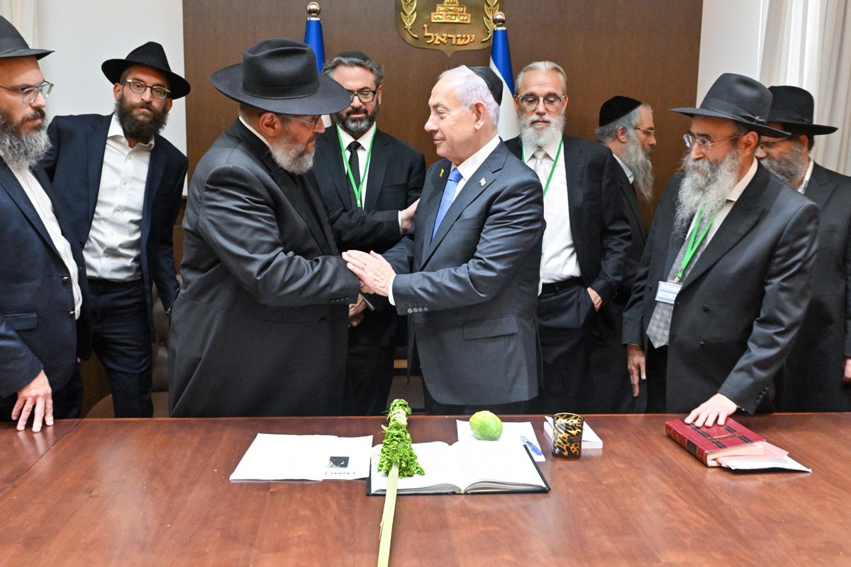 IsraeliPM's tweet image. Prime Minister Netanyahu hosted a delegation of Chabad rabbis in honor of the Sukkot holiday, and received the Four Species from them.

They delivered a message of strength and appreciation for the PM for his steadfastness and his determined and historic actions during the war.