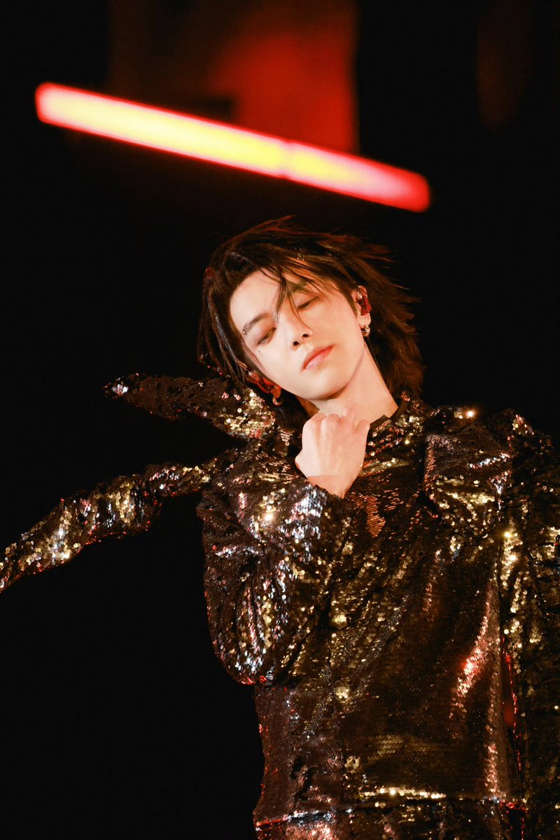 Hua Chenyu's opening look for Hua Chenyu 2025 Mars Concert in Nanjing Day 3 evening stage!  ❤️‍🔥

#HuaChenyu