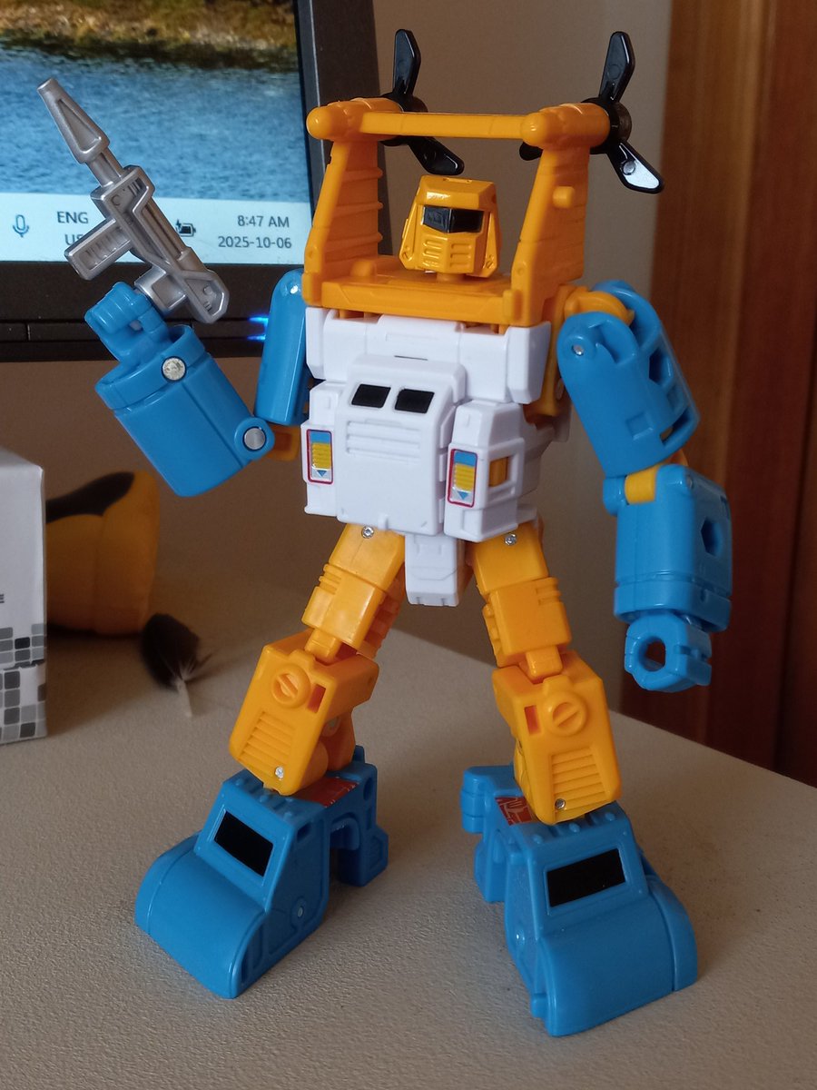 KBarnNow's tweet image. GOOD MORNING MINTO!!!

My desk friend today is Autobot mariner, Seaspray!

Seaspray loves Earth&apos;s oceans, he would never leave if he didn&apos;t have to. While his vehicle mode lets him travel on land, he gets a bit shaky when he has to.