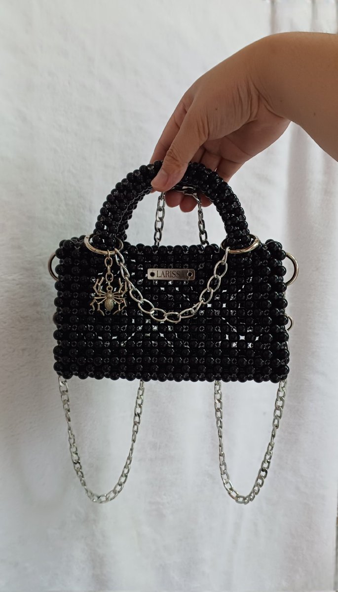 larissa_dt's tweet photo. Túi ngọc trai đen handmade ONYX – thiết kế LARISSA, xách tay đeo chéo, đựng vừa điện thoại

Kích thước: 21 × 13 × 8 cm – vừa vặn để đựng điện thoại, ví nhỏ và các vật dụng cần thiết.

#larissabeadedluxe #pearlbag #beadedbag #handmade #bag https://t.co/TFVLgjVgnE