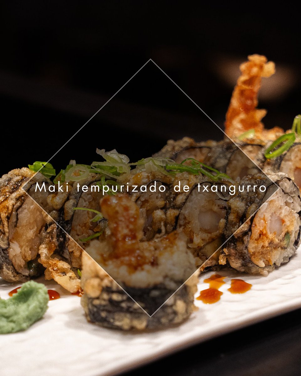 Seleccionamos la carne más jugosa del txangurro, la trabajamos con delicadeza y la envolvemos en arroz perfectamente sazonado y alga nori crujiente. 

El resultado es un maki que concentra todo el sabor del Cantábrico en cada pieza, manteniendo su esencia y frescura.

#Sukaldean