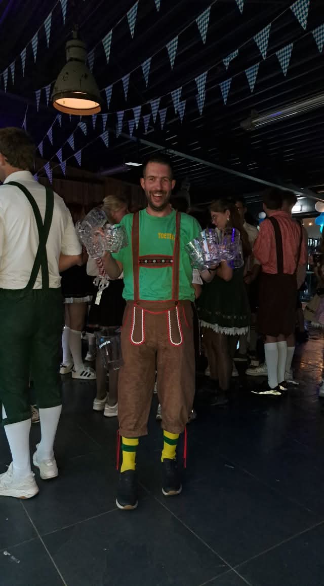 Oktoberfest 2025 bij <a href="/nemelaer/">Nemelaer</a>  Het is weer gezellig📣📣📣📣🥳🥳🥳🥳💚💛💚💛💚🍻🍻🍻🍻🍻🍻🍻🍻🍻🍻🍻🍻🍻🍻🍻🍻🍻🍻 glazenhaler bierpullen helpen opruimen #fijnfisjenie