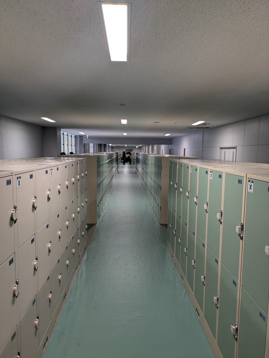 plusmarks's tweet photo. 去年のTHISFESの屋内ロッカーです。たぶん左がXLで右がXXLかな？Mとかはフードコーナー寄りの屋外だと思われます。今年はどうだかわかりませんがご参考までに。一人またはカップルならM、子供のいるファミリーはL以上かなって感じです。1日中疲れるので手荷物多いなら便利。#THISFES https://t.co/auKBF93PAD