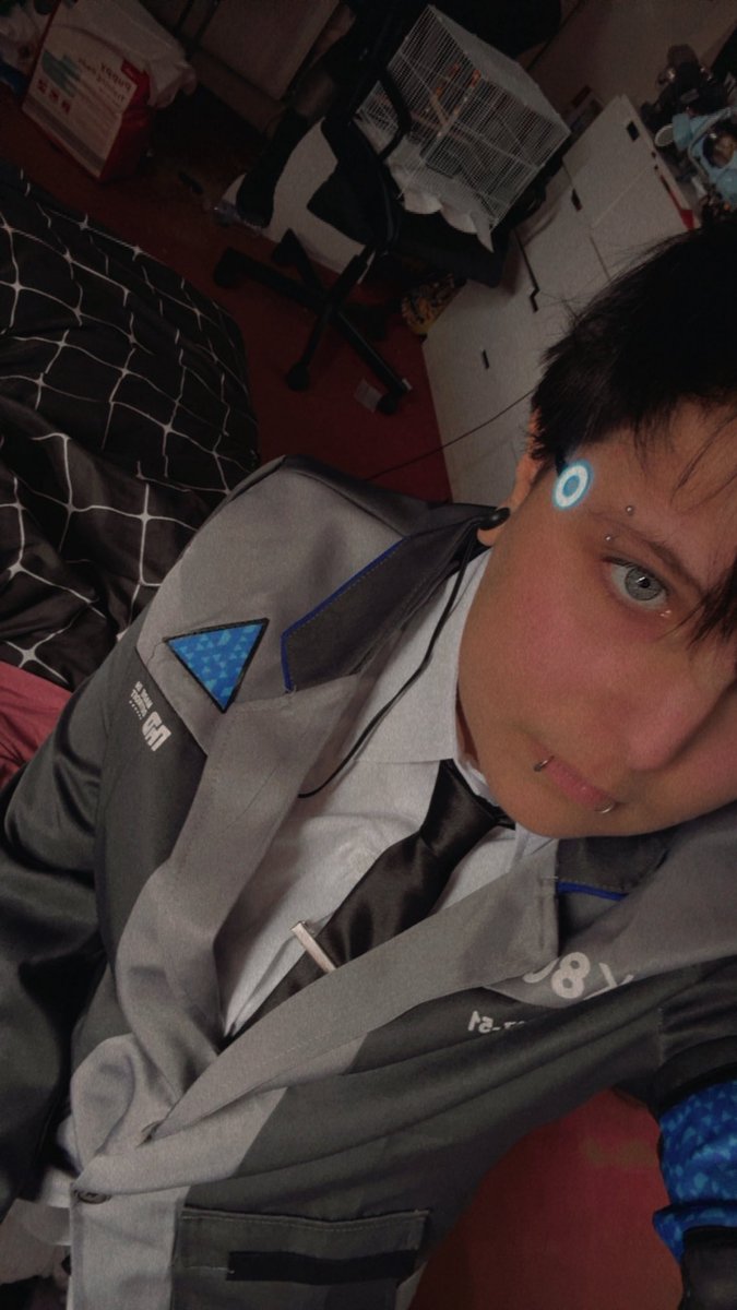CYB3RDETECTIVE's tweet photo. https://t.co/S1tnTg1a3F

mun-day but said mun is cosplaying his muse 

(ignore the cage in the back. it’s a travel cage. he has a flight cage.) https://t.co/ogndmSmIq1