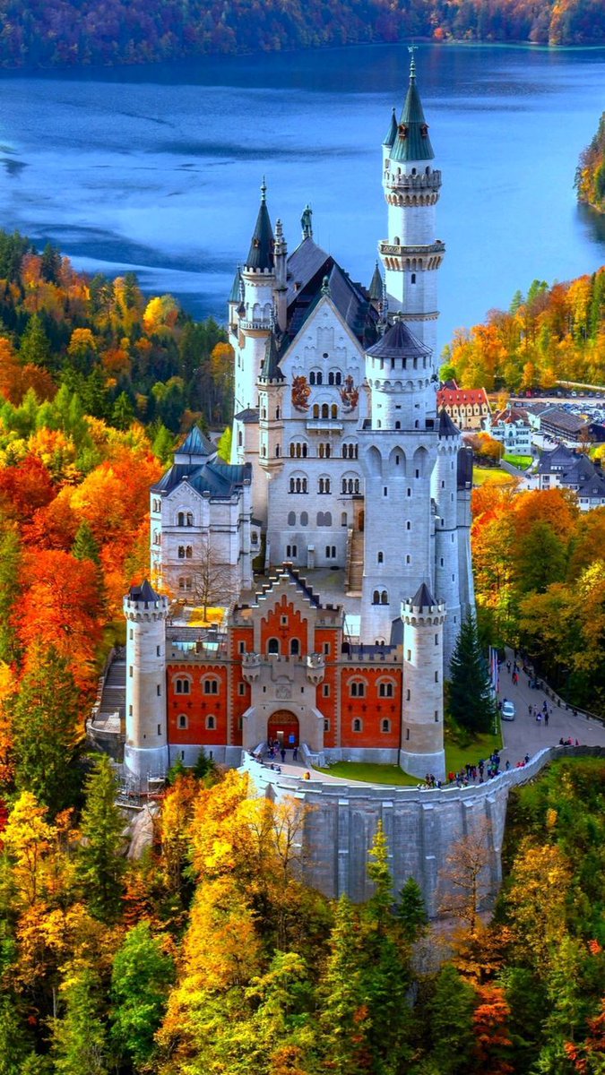 dwellot_ghana's tweet photo. Neuschwanstein Castle in Bavaria, Germany 🇩🇪 
This beautiful architectural heritage inspired #Disney’s Sleeping Beauty castle.

#Germany #ExpatsGuide #TravelGermany https://t.co/5ZU1IZHYE7