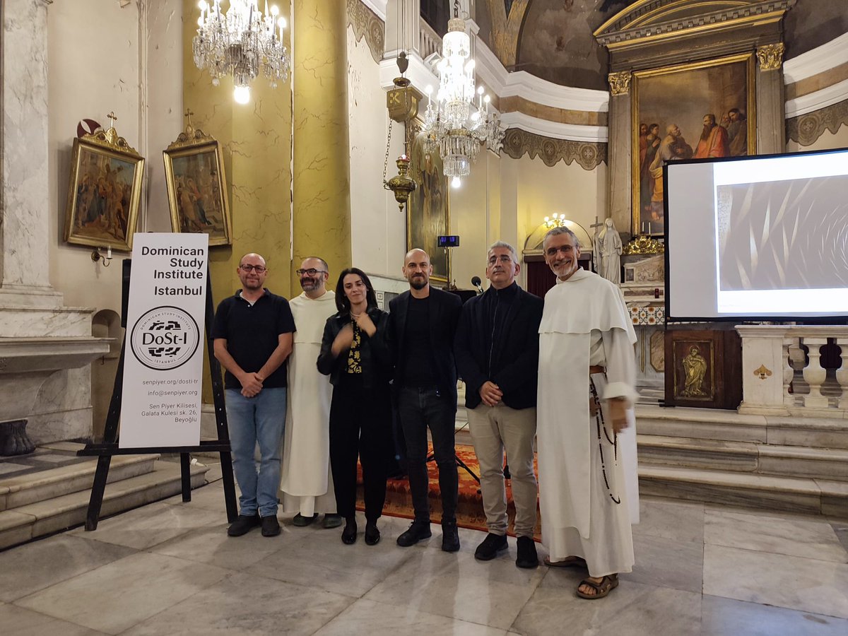 Jurtin Hajro'nun muhteşem konseransından birkaç foto: güzelliği bulmak, toplumsal bir faaliyet. Bir takım mimarlar, yerel bir cemaat, özel ulusal bir tarih, insani bir çevre... her şeyin bir araya gelmesi gerekir.
Not: Ballie camii Marmara Üniversitesi Camiiden önce tasarlanmış.