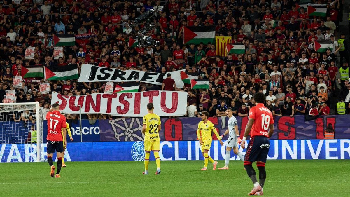 ⚽️ IMMONDE: LES SUPPORTERS DE OSASUNA 🇪🇸 BRANDISSENT UNE BANDEROLE « DÉTRUIRE ISRAËL ».

Lors d'une rencontre de Liga espagnole ce week-end face à Getafe 🇪🇸 au stade El Sadar de Pampelune, les supporters de Osasuna ont créé la polémique en déployant une banderole appelant, en