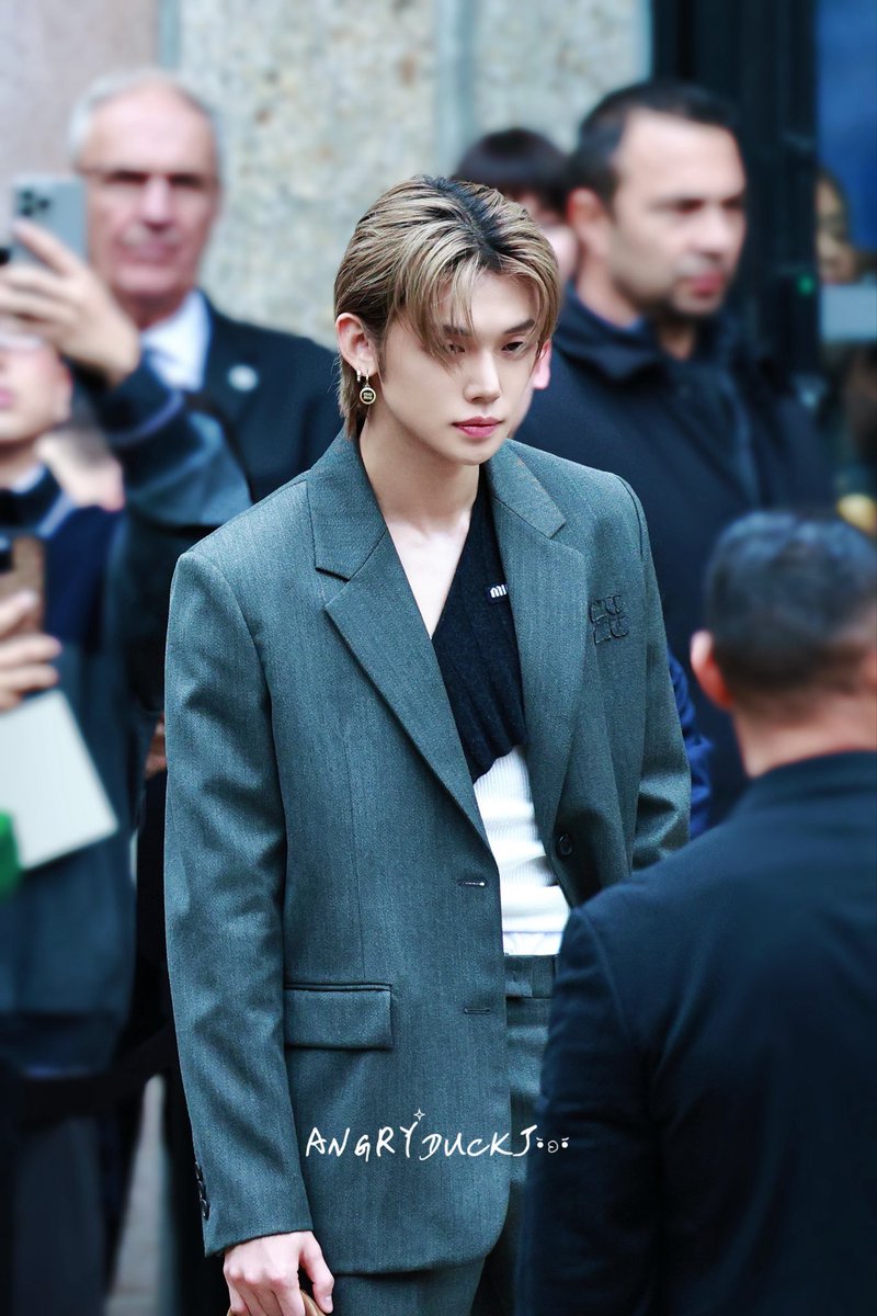 QLDMYYAW0322's tweet photo. Yeonjun masters the art of Miu Miu fashion

YEONJUN FOR MIUMIU
#YEONJUNxMiuMiu #YEONJUN
#MiuMiuSS26 @MIUMIUofficial https://t.co/uZomRpHYQK