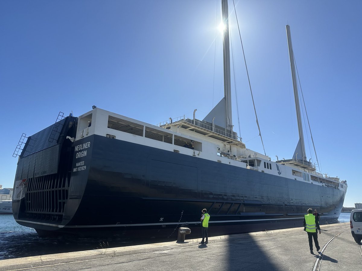 Le « Neoliner Origin », premier cargo roulier à voile industriel au monde fait escale à Marseille. Long de 136 mètres, il combine voiles rigides et moteurs hybrides. 
Reportage à lire demain dans <a href="/lamarsweb/">La Marseillaise</a>