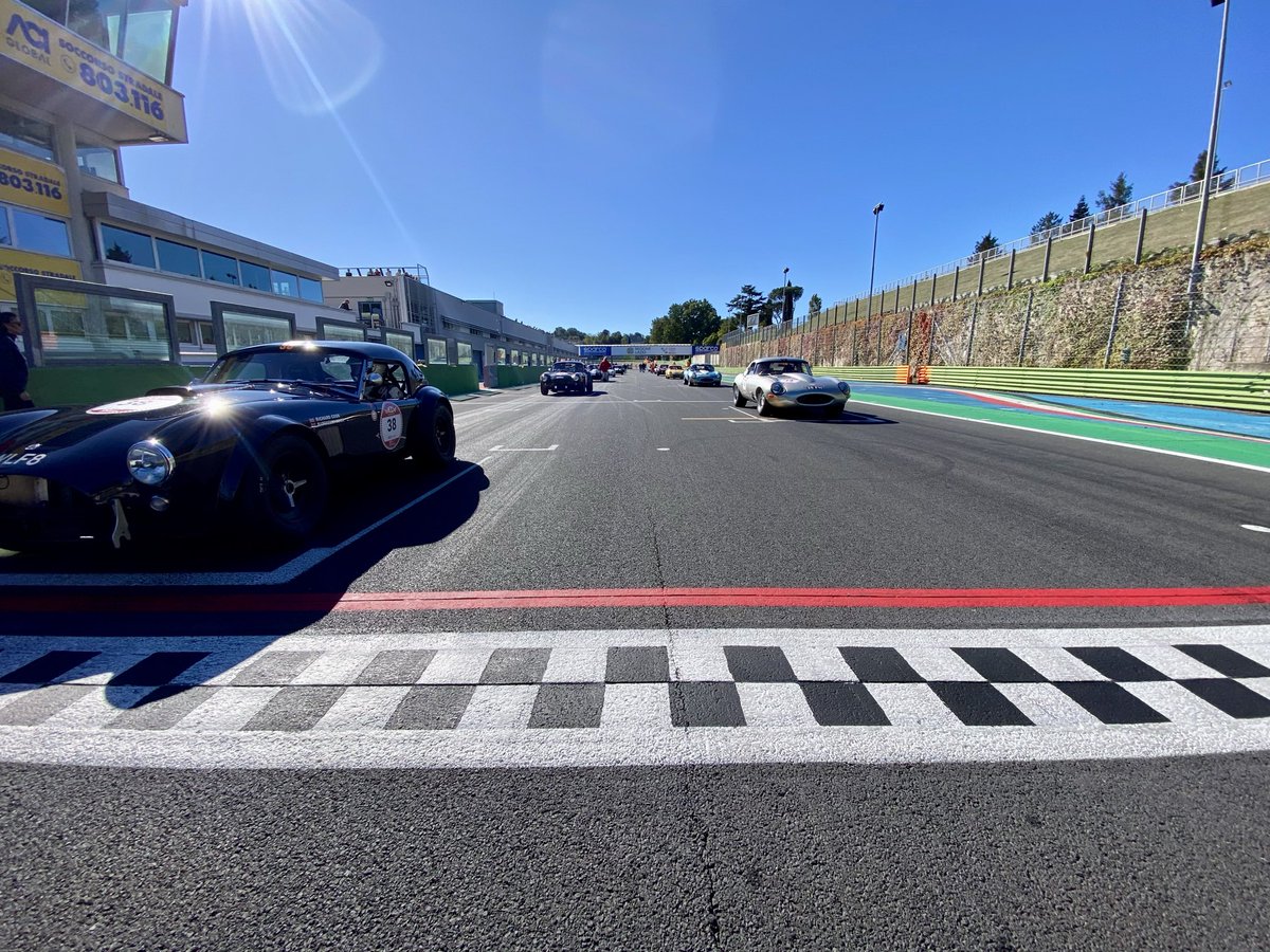 GianlucaBardell's tweet image. 🏁 #Roma - #Vallelunga - Modena Cento Ore 🏁
8 giri di pura passione tra curve leggendarie e motori d’epoca ruggenti.
Momento da ricordare? L’incontro con Katarina Kyvalova, seconda con la iconica Jaguar E-Type (1:55) – grinta, eleganza e talento puro!🏁