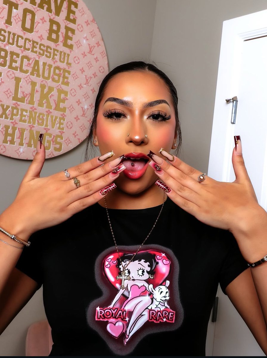 royalandrare1's tweet image. PRETTY GIRLS LOVE R&amp;amp;R
New collection releases 10/20 1pm CDT!
Make sure you grab your preorders on 10/8 1pm CDT