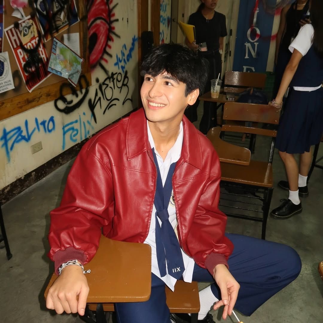 solsarchive's tweet photo. from red jacket                to brown jacket https://t.co/XZ1SPX6OFQ