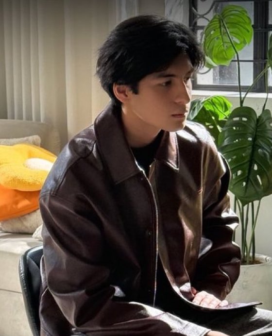 solsarchive's tweet photo. from red jacket                to brown jacket https://t.co/XZ1SPX6OFQ