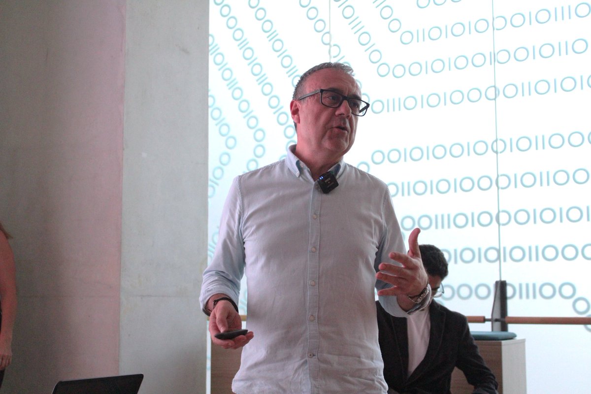 TEDxMalaga_'s tweet photo. 🧠 Miguel Ángel Rando, psicólogo y profesor universitario, nos hizo reflexionar sobre el impacto emocional que sufren las víctimas de hackeos… y cómo reconstruirse tras esa experiencia. https://t.co/XDGyj9cwjG