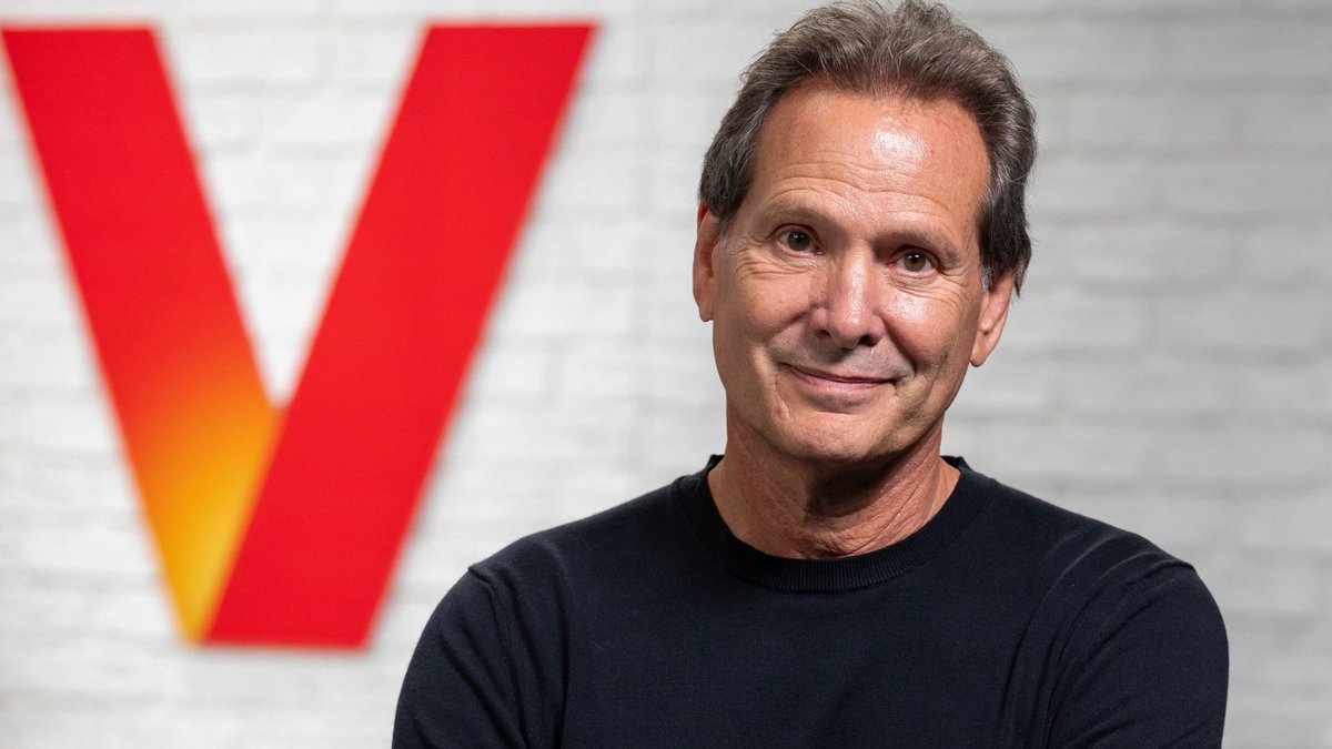 .<a href="/Verizon/">Verizon</a> has announced that Dan Schulman has been appointed CEO. Dan has served on Verizon's Board since 2018. He will bring a proven record of transformative leadership and deep telecom industry experience to help us enter our next chapter of growth.

verizon.com/about/news/ver…
