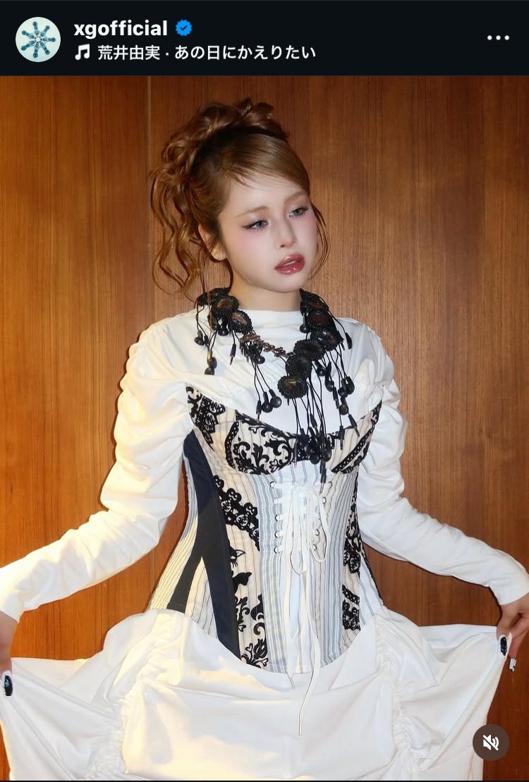quietskrr's tweet image. When she, with her slightly peculiar and comical personality, reveals such an elegant and melancholy presence, our hearts simply stop beating.

当拥有着略微古怪又滑稽个性的她，展现出如此优雅而忧郁的姿态时，我们的心跳仿佛停止了。

#XG #XGALX #ALPHAZ #HARVEY