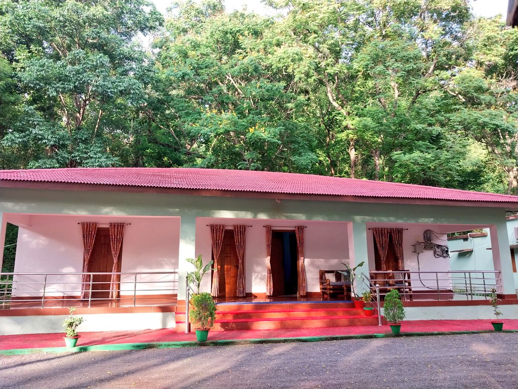 An admirer of forest resthouses, this one is in Satkosia Tiger Reserve. The Mahanadi flows nearby. 
#Odisha #FRH 
<a href="/pargaien/">Mohan Pargaien IFS🇮🇳</a> <a href="/nehaa_sinha/">Neha Sinha</a> <a href="/RazaKazmi17/">Raza Kazmi</a> 
This, too, dates back to the colonial times and has been renovated.