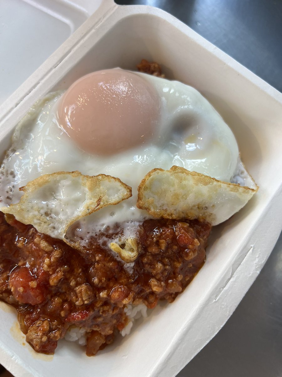vanning_kitchen's tweet photo. #バニングキッチン
#vanningkitchen
#キッチンカー
#札の辻広場
#オムライスの日
#やさしくハグされたい
#そんなふうに
#月夜を眺めてたら
#ビールめっちゃこぼした
#今宵はお満月 https://t.co/yHb18yR5pS