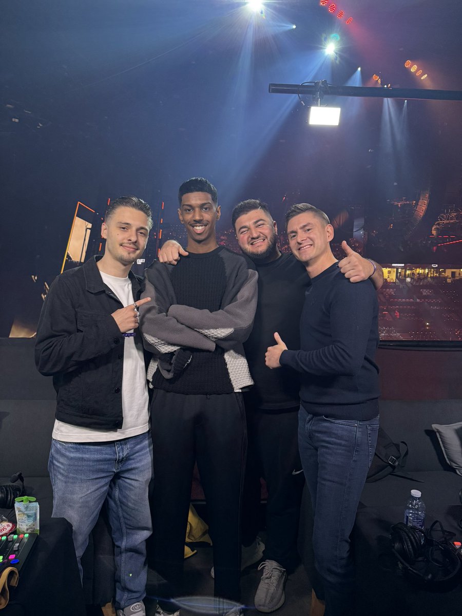 M8 Ex6TenZ tweet media