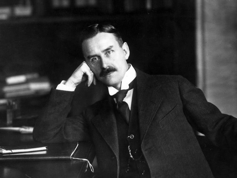 “مقابلةُ إنسانٍ حقيقيٍّ هي أبلغُ درجاتِ الدَّهشةِ وسطَ هذا الحفلِ التنكُّريِّ.”

- توماس مان