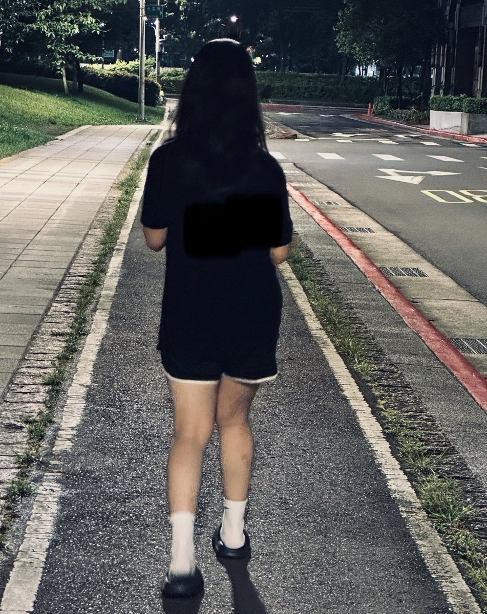 自從老婆跟同事嘗試過以後，她現在都為了健康跟體態都持續在運動，但老婆偷偷跟我說，可能最近她嘗試新的穿搭，所以那位同事跟她說話時，會打量她的身體或是盯著某些地方，這讓我感覺似乎有其他想法或是回味（？）😏換作各位，如果再次交鋒的時候，會不會忍不住（？）先說，如果是我，我真的不行XDDD