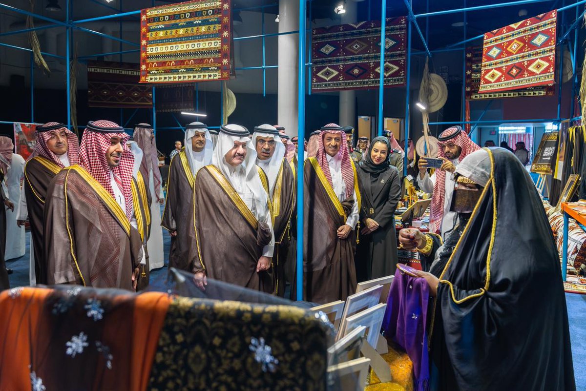 في مجموعة الرشيد، نفخر بأن تكون شركة السيف إحدى شركاتنا، شريكًا استراتيجيًا في معرض الشرقية للحرف اليدوية؛ حدثٌ يحتفي بجمال الأصالة وروح الإبداع، ويُعيد الحياة لفنٍ صاغ ملامحنا بيد الحرفيين والحرفيات السعوديين.
ومن قلب جزيرة تاروت، الجزيرة التي تفوح بعبق التاريخ، وتُسمِع البحر