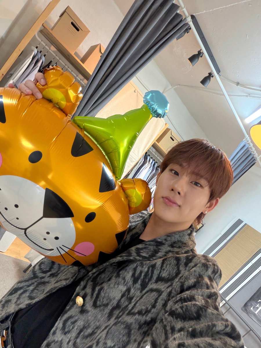 joohovle's tweet photo. 헌아-너의 서른두번째 생일을 축하해:)🤍
이번 생일에도 많은 사람들의 축하와 사랑 속에
행복한 시간을 보냈길 바라ㅎㅎ
언젠가 너가 너의 생일에 우리에게 해줬던 
태어나줘서 고맙다는 말이 
나는 오래오래 마음 속에 남아있는 것 같아
그래서 나도 태어나줘서 고맙다는 말을
꼭 해주고 싶었어! https://t.co/hhW5M32OYy