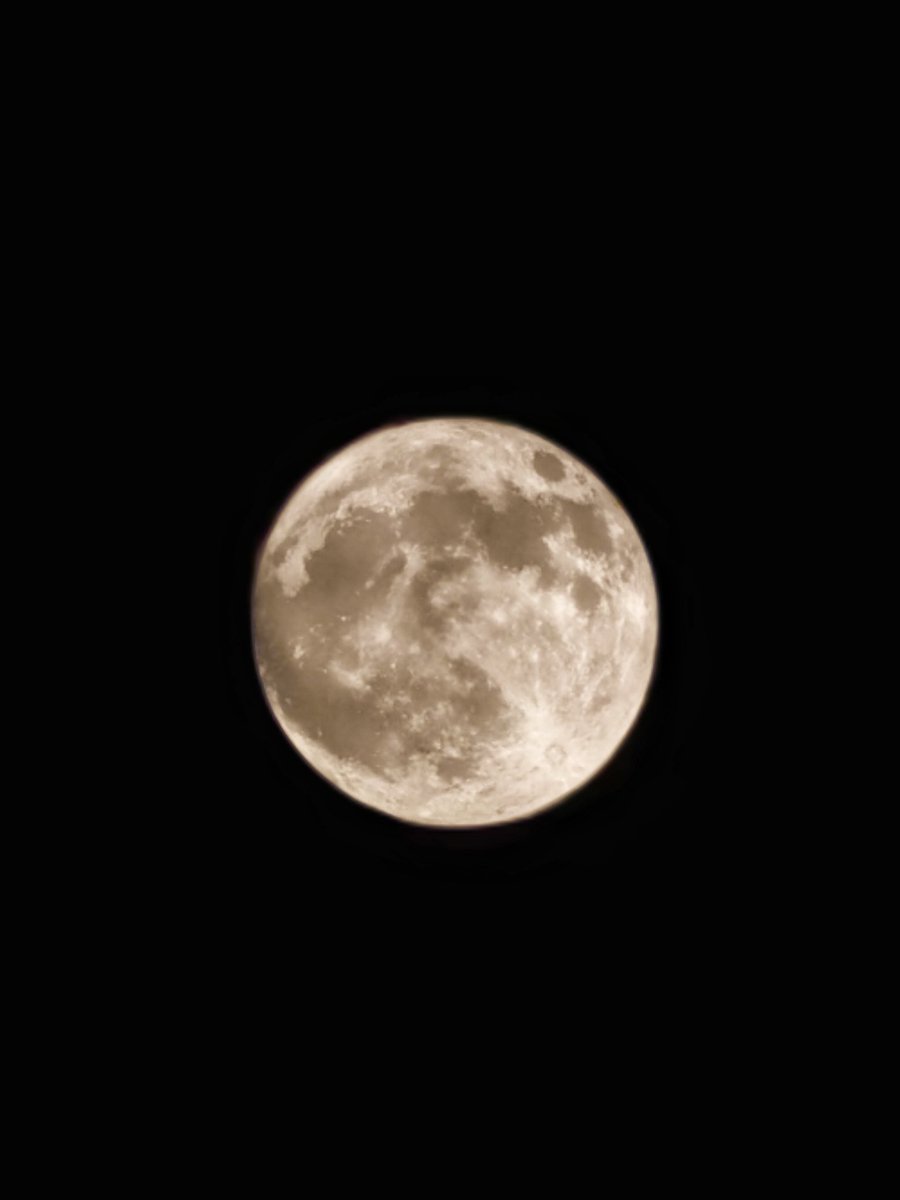 rainborn8228's tweet photo. Right now I’m on the rooftop,enjoying the moonlight.This beautiful moon was taken here in Taiwan🇹🇼. it’s the view from where I live.Look at this big,shiny moon. it’s like it’s saying “Happy Moon Festival!”Wherever you are,I hope you’re enjoying the moon.(maybe some mooncakes too) https://t.co/wH0lLoatDA