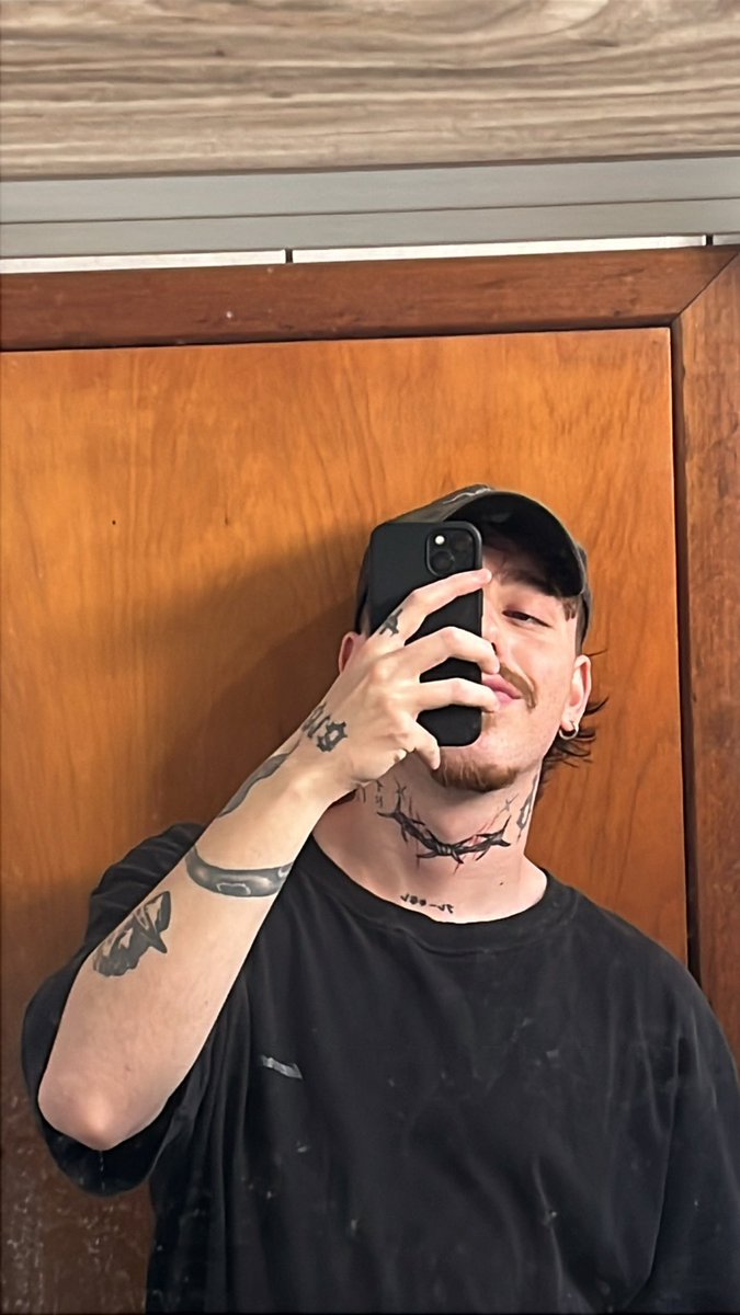 𝕿𝖍 tweet media