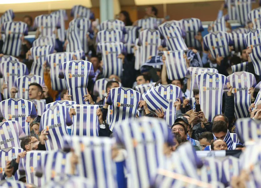 DragaoNews1893's tweet photo. Então os criadores do universo e arredores copiaram a coreografia do FC Porto de 2022? 👀😂 https://t.co/8gbsLY2Myv