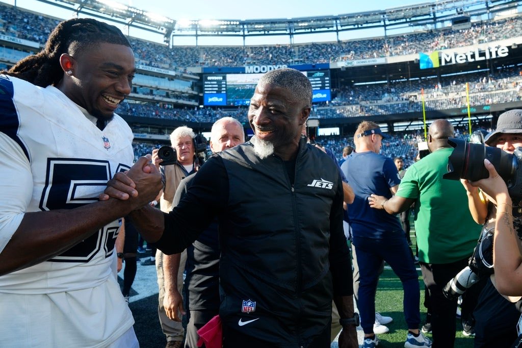 rotoworld_fb's tweet image. Find your fantasy league mate who is 0-5, hug them, shake their hand and smile. Make them feel like everything is ok even though you both know it’s not