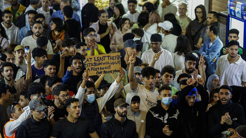 EpochTimesEsp's tweet photo. 🔴 Nuevo artículo de @rubnpulido 👉 https://t.co/QUJZCaX9cY
Arde Marruecos: ¿Protestas orquestadas para una abdicación controlada o el camino hacia el caos inevitable? 

«En mi opinión creo que estas protestas podrían haber sido fomentadas internamente por facciones del régimen, anticipando una abdicación inminente de Mohammed VI. Imaginen un Marruecos post-transición, con un rey millennial que seduce a la juventud protestante, integrando sus demandas superficiales mientras consolida el poder alauí. Sería una jugada maestra para perpetuar el statu quo bajo un barniz progresista».