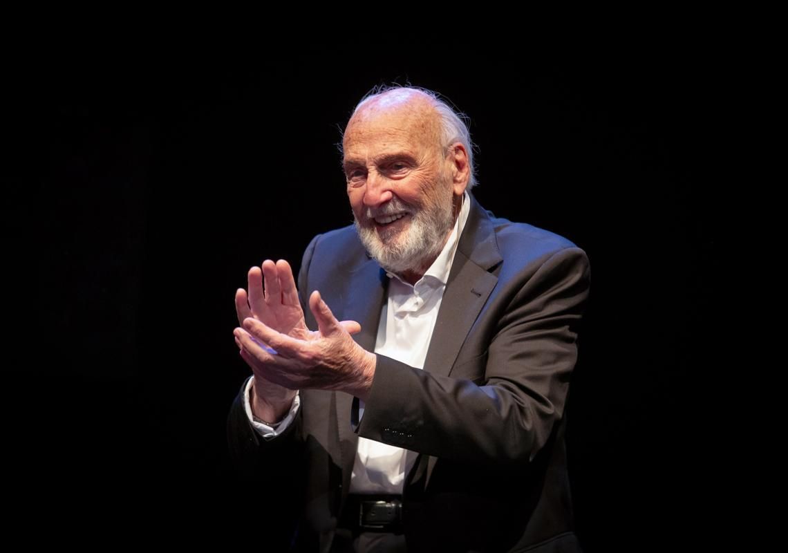 El próximo viernes, sábado y domingo (del 10 al 12 de octubre) #UnaPequeñaHistoria con Héctor Alterio.
Entre su voz inconfundible y el piano de Juan E. Cuacci, revivimos el exilio, el amor y la risa.Tangos y poesía.
📜 tinyurl.com/PequenaHistoria