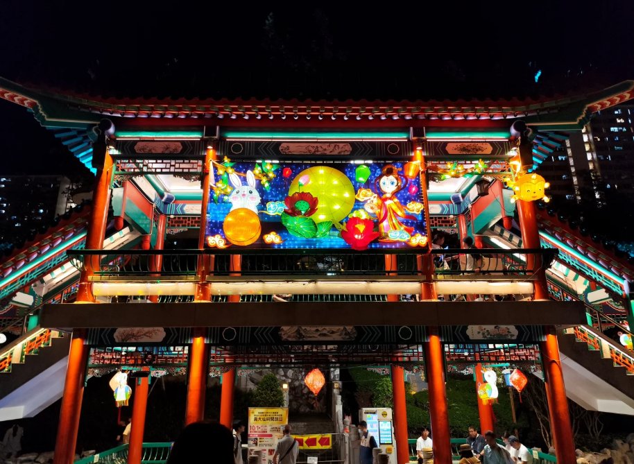 RonvdgsRowe's tweet image. 黄大仙廟の夜の中秋のイルミネーションは本当にとても美しくて、至る所で人に心を込めて感じさせることができて、まるで古代の中秋の遊園地に身を置いているようです。😍😍