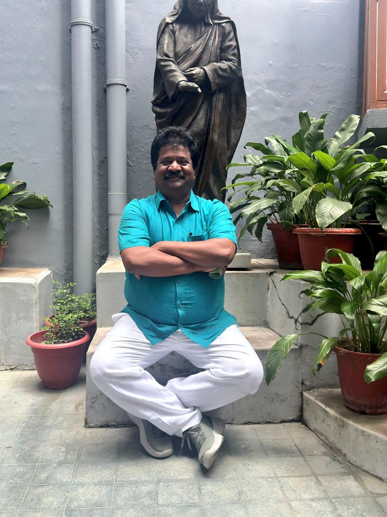 மேற்குவங்க மாநிலம், கொல்கத்தா மாநகரில் #புனித_அன்னை_தெரசா அவர்கள் வாழ்ந்த இல்லத்தை பார்வையிட்டு அன்னையின் சிலையை வணங்கினேன்.

 #annaitherasa #Saints #helpingothers #blessings #WestBengal #Kolkata