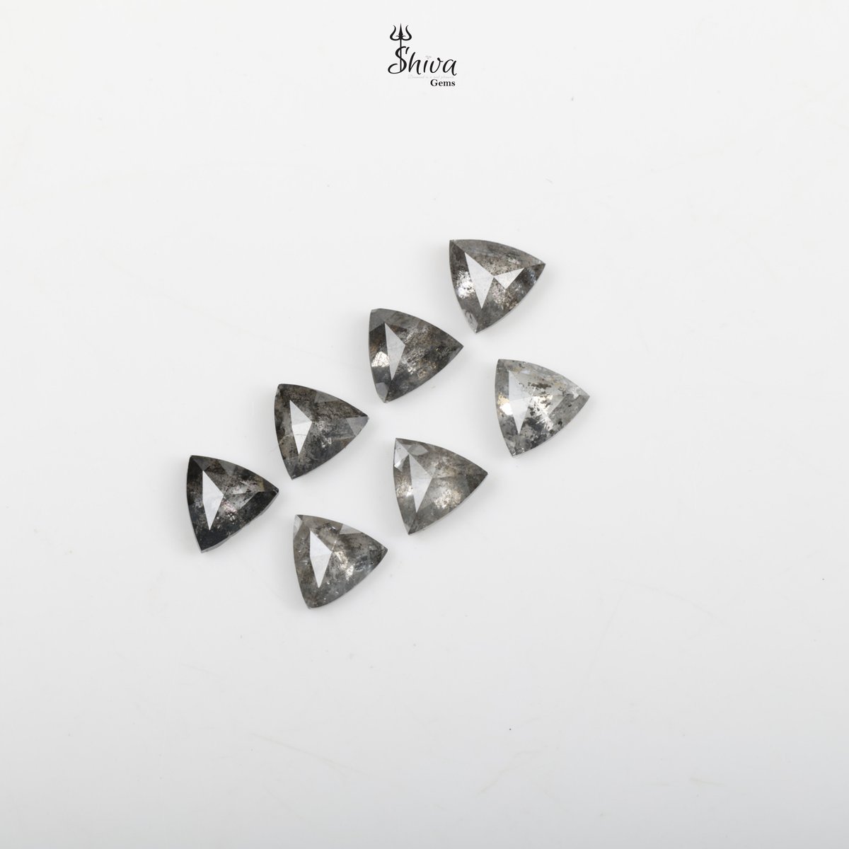 ShivaGemsIn's tweet image. Edgy. Bold. Beautifully raw. These trillion cut salt &amp;amp; pepper diamonds redefine perfection.

#saltandpepperdiamond #trillioncutdiamond #rusticdiamond #greydiamond #uniquecutdiamond #ModernLuxury #DiamondVibes #naturaldiamond #ShivaGems #rawdiamonds