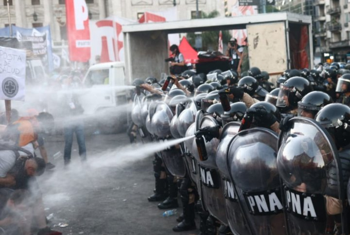 DannyMonteros's tweet photo. @emy_ayuso Me parece terrible lo que hace la policía. Usando sus manos, enfrentando a cientos en una sola fila, terrible. Que aprendan de la policía Argentina; tanques, gas, el caprichoso, formaciones...quizás ellos tienen menos experiencia enfrentando mafias con retraso. https://t.co/K888JpI4nt