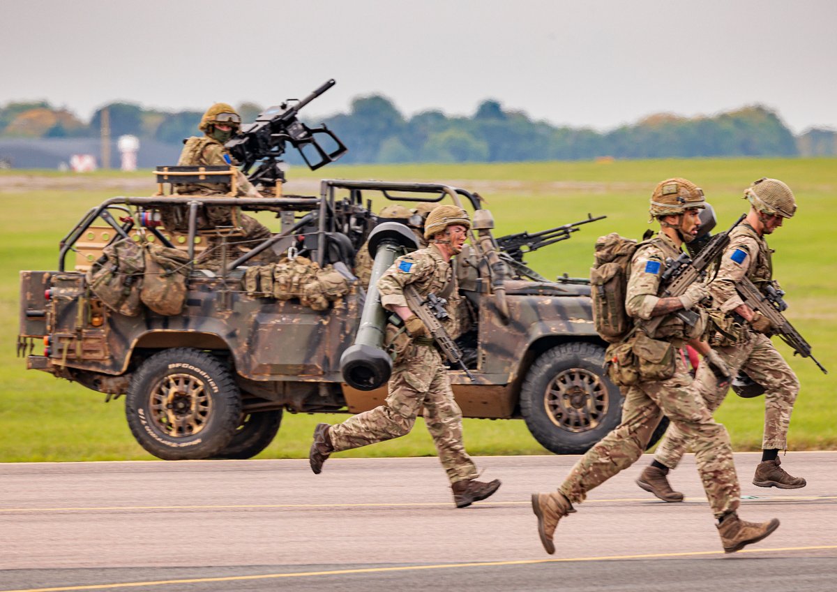 🛬Airland: personnel and/or cargo being moved by air and disembarked or unloaded after the aircraft has landed.

2nd Bn <a href="/TheParachuteReg/">TheParachuteRegiment</a> demonstrate from an A400M at <a href="/RAFBrizeNorton/">RAF Brize Norton</a>'s industry day, which aimed to build understanding and channel innovation to meet military needs.