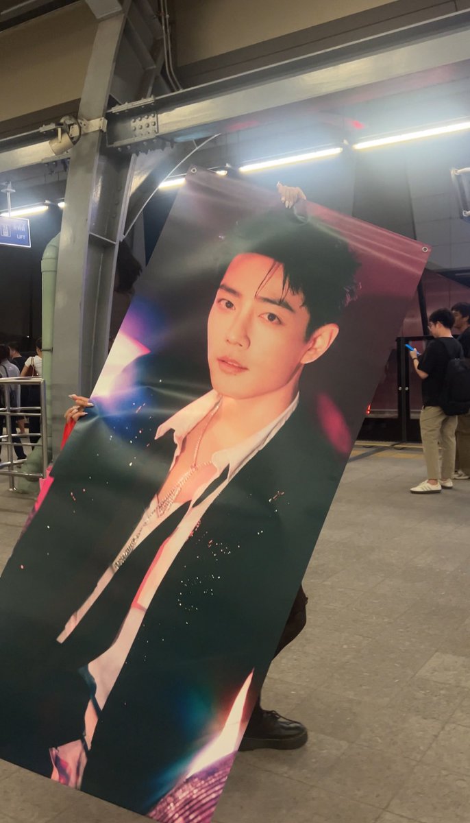 ส่งงานค่ะ 🙂‍↕️❤️

พาพิจ้านกลับอย่างปลอดภัยค่ะ ไม่คิดว่าโปสจะใหญ่ขนาดนี้ ฝันที่ไม่กล้าฝันมากค่ะㅜㅜ 

<a href="/2Cool2Sweet/">YiBo~2Cool 🏍| XiaoZhan~2Sweet 🚲</a> ขอบคุณที่จัดงานดีๆ แบบนี้นะคะ ขอให้ทีมงานทุกคนไม่ปวดหลัง เจอกันงานหน้าค่ะ 😻

p.s. ขอบคุณพี่ๆ ที่ถ่ายให้ด้วยนะคะ 🖐🏻📷

#XZGentleBrilliance 
#UnionMallxXZthFans2025