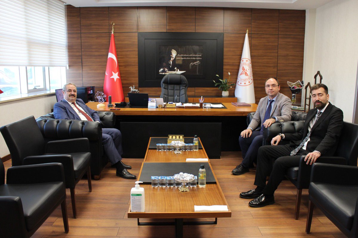 📍Çarşamba Kaymakamımız Sayın Mehmet Kamil Sağlam Başhekimiz Uzm.Dr. Emre Özgen’i ziyaret ederek hayırlı olsun dileklerini ilettiler.

#çarşambadevlethastanesi 
#kaymakam 

<a href="/samsunilsaglik/">Samsun İl Sağlık Müdürlüğü</a> 
<a href="/sbkhgm/">Kamu Hastaneleri Genel Müdürlüğü</a> 
<a href="/halksagligigm/">Halk Sağlığı Genel Müdürlüğü</a> 
<a href="/saglikbakanligi/">T.C. Sağlık Bakanlığı</a>