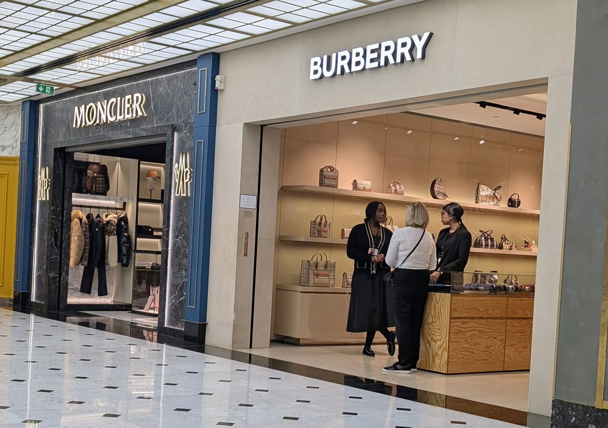 vilojona's tweet image. We could compare #devrel to  expensive clothes stores in an airport.

They are impacting a lot to potential customers (or partners of) that maybe(surely) won&apos;t buy there, but will buy in their city store... But there&apos;s no way to credit that airport store