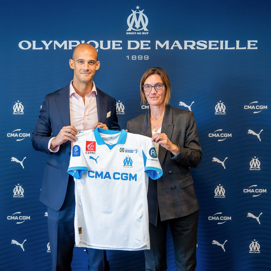 EditoMarseille's tweet photo. 🚨OFFICIEL ! L’#OM officialise la signature de Corinne #Diacre 🇫🇷 en tant que nouvelle entraîneuse de l’@OMfeminines 💙🤍
#TeamOM #MercatOM
📸 @OM_Officiel https://t.co/vTjAvmCCQZ