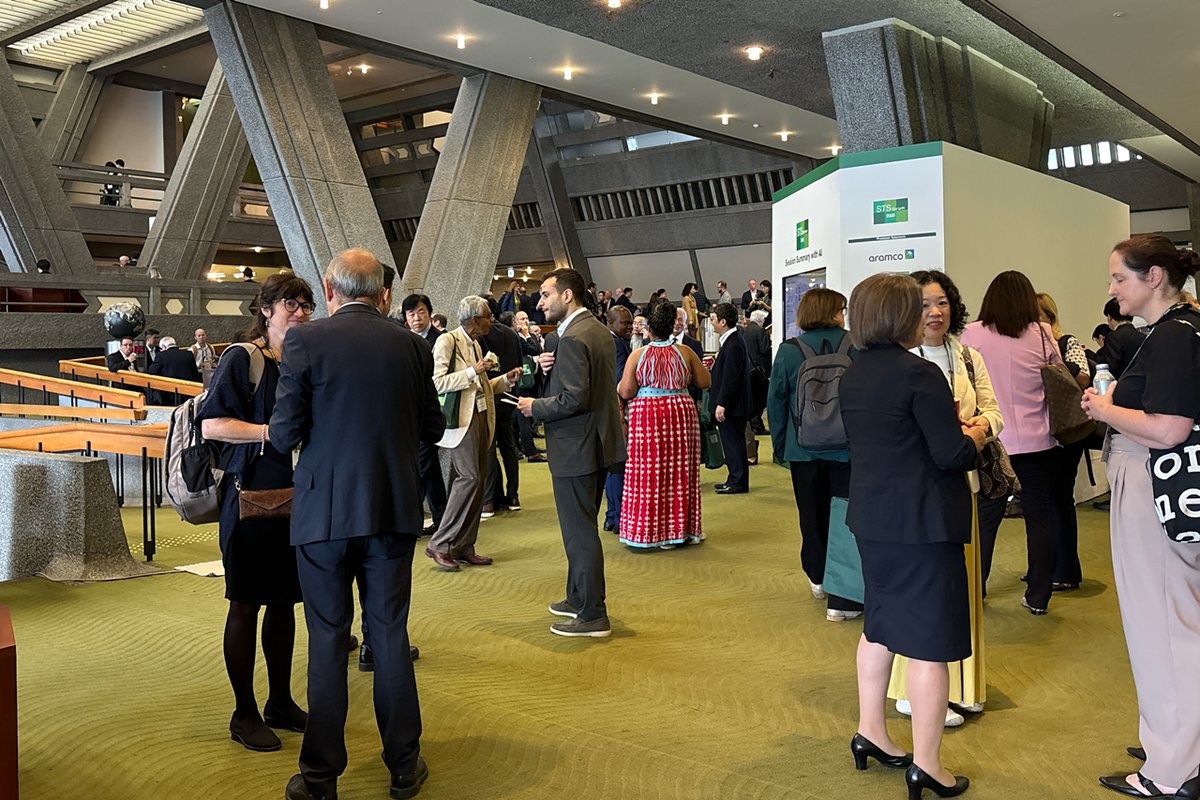 STS forum tweet media