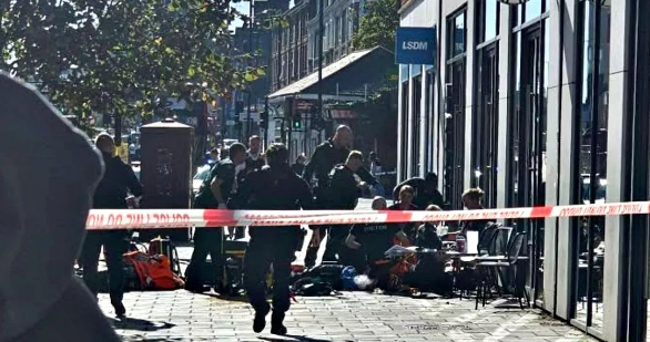 BREAKING Horror 'stabbing' outside Starbucks on UK high street with 'blood everywhere'
mirror.co.uk/news/uk-news/s…