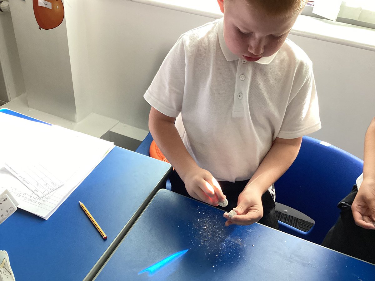 YewTreeSandwell's tweet image. Year 3 are enjoying their science lesson this afternoon, testing out which rocks erode and are the most permeable.#learningwithoutlimits