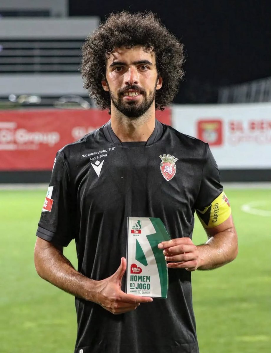 João Miguel, Capitão do Penafiel:

"11/05/2025
Jornada 33 da época 2024/2025. O Futebol Clube Penafiel joga às 18h contra o Benfica B, no Benfica Campus. No balneário, o André está sentado ao meu lado, estamos a equipar e a preparar para o jogo. No momento de calçar as chuteiras,