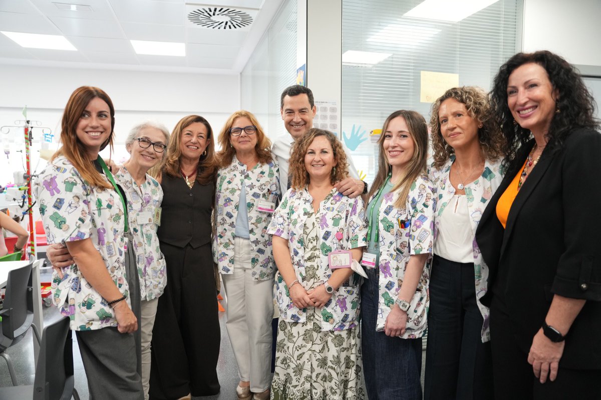 JuanMa_Moreno's tweet photo. Emociona y es un orgullo ver el trabajo que se hace en las aulas hospitalarias de Andalucía. Aquí los niños siguen aprendiendo mientras se curan.

Más de 660 alumnos pasaron por ellas el curso pasado en el @TorrecardenasHU.

¡Gracias por una labor fantástica!

#AndalucíaTeCuida https://t.co/CmtAgzIfhu