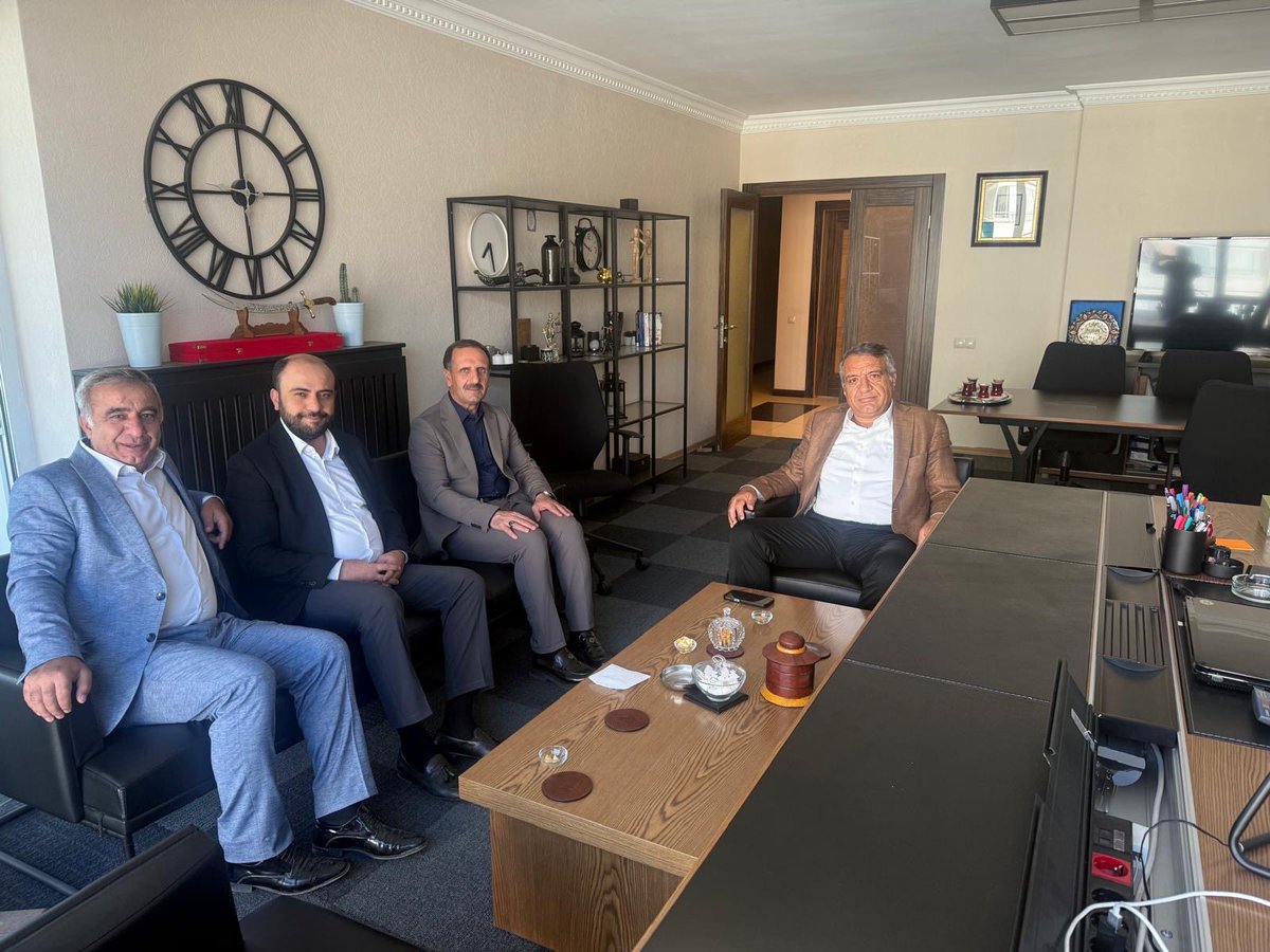 Solhan ilçemizin halef-selef belediye başkanları Sn. <a href="/niyazicavusoglu/">Niyazi ÇAVUŞOĞLU</a> ve Sn. <a href="/ahakimyildiz/">Abdulhakim Yıldız</a> başkanlarımızı ofisimizde ağırladık. Kendilerinin arasındaki hukukun ve saygın ilişkinin günümüz siyasetçilerine örnek teşkil etmesi temennisi ile  değerli başkanlarıma nazik